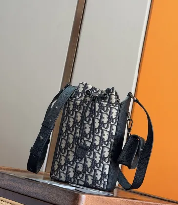 D-ior 93941 Original Version 2025 Winter Men's Bucket Bag - Black Grained Leather, Detachable Pouch (Size: 13.5x22x7cm) #A59474 D-ior 93941 Original Version 2025 Winter Men's Bucket Bag - Black Grained Leather, Detachable Pouch (Size: 13.5x22x7cm) #A59474